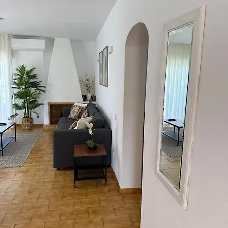 Cozy Oura Apartment